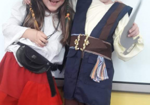 Dziewczynka i chłopiec z grupy fioletowej w przebraniach piratów