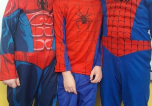 Trzech chłopców z grupy fioletowej w przebraniach Spidermana
