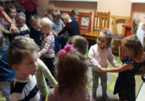 Dzieci w parach tańczą do utworów granych przez muzyków z Filharmonii Łódzkiej na instrumentach dętych.