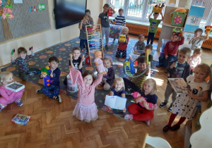 Dzieci prezentują ulubioną przedszkolną zabawkę.