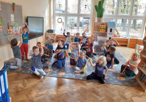 Dzieci prezentują zbudowane przez siebie budowle wykonane z klocków - słomek.