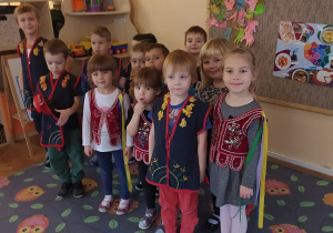 Dzieci ubrane są w polskie, regionalne stroje.