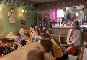 Na zdjęciu dzieci z grupy czerwonej siedzą na krzesełka i oglądają spektakl teatralny