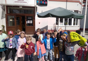 Na zdjęciu grupa zielona podczas wycieczki do teatru Piccolo dzieci stoją przed wejściem do teatru