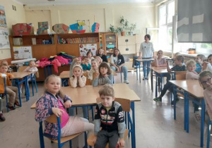 Na zdjęciu dzieci z grupy czerwonej siedzą w szkolnych ławkach w SP nr 182 w Łodzi