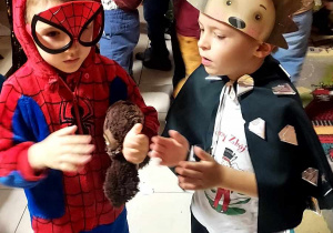 Na zdjęciu dzieci podczas balu jesieni dwóch chłopców tańczy jeden przebrany za spidermana drugi za jeżyka