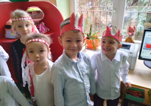 Zdjęciu dzieci z grupy fioletowej podczas obchodów święta 11 listopada dzieci są ubrane w stroje galowe na głowie mają przepaski w barwach flagi Polski