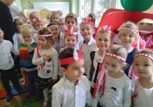 Zdjęciu dzieci z grupy fioletowej podczas obchodów święta 11 listopada dzieci są ubrane w stroje galowe na głowie mają przepaski w barwach flagi Polski