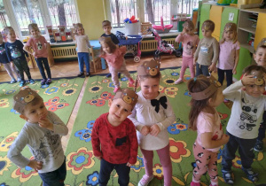 Na zdjęciu dzieci z grupy żółtej podczas obchodów dnia pluszowego misia dzieci mają na głowach opaski z misiem