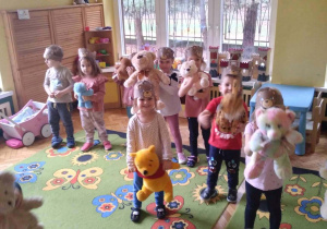 Na zdjęciu dzieci z grupy żółtej podczas tańca z misiami