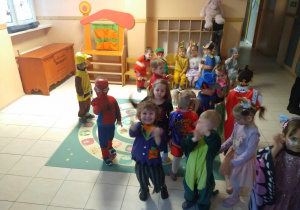 Na zdjęciu dzieci z grupy żółtej przebrane w stroje karnawałowe, dzieci bawią się podczas balu