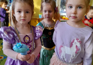 Na zdjęciu trzy dziewczynki przebrane w stroje księżniczek