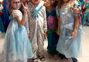 Na zdjęciu sześć dziewczynek z grupy fioletowej podczas balu karnawałowego