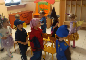 Na zdjęciu dzieci z grupy zielonej podczas zabaw w krzesełkami na balu karnawałowym, dzieci przebrane są w stroje karnawałowe