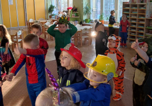 Na zdjęciu dzieci z grupy zielonej podczas zabaw w klasie dzieci przebrane są w stroje karnawałowe