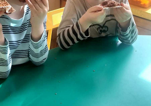 Na zdjęciu dwóch chłopców jedzących babeczki