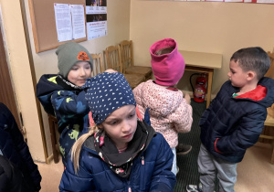 Na zdjęciu dzieci z grupy fioletowej podczas wycieczki do Szkoły Muzycznej