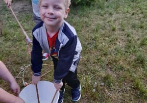 Na zdjęciu chłopczyk podczas zabawy w tworzenie baniek mydlanych