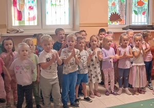 Dzieci bawią się podczas balu przedszkolaka