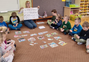 Na zdjeciu dzieci z grupy zielonej podczas warsztatów z pedagogiem specjalnym