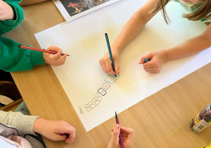 Na zdjęciu dzieci z grupy czerwonej podczas wykonywania gry planszowej