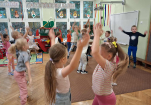Na zdjęciu dzieci tańczące w sali przedszkolnej, dzieci świętują Dzień Przedszkolaka