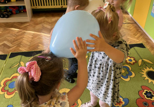 Na zdjęciu dzieci tańczące z balonami