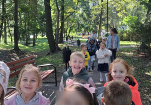 Na zdjęciu dzieci podczas spaceru w parku