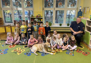 Na zdjęciu grupa żółta z pieskiem labradorem i funkcjonariuszem Straży Miejskiej
