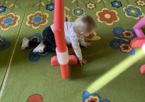 Na zdjęciu dziewczynka przechodząca przez tor przeszkód