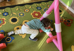 Na zdjęciu dziewczynka przechodząca przez tor przeszkód