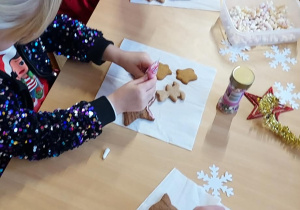 Na zdjęciu dzieci ozdabiające pierniki