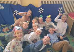 Na zdjęciu dzieci z grupy zielonej podczas przygotowania do przedstawienia z okazji Dnia Bbaci i Dziadka dzieci mają na sobie opaski z postaciami z wiersza Jana Brzechwy "Rzepka"