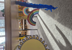 Na zdjeciu symbole pogodowe przyczepione pod ławką