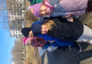 Na zdjęciu dzieci na spacerze w parku