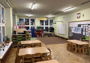 Na zdjęciu grupa zielona, na fotografii znajdują się stoły w głębi klasy widać kąciki i dywan.